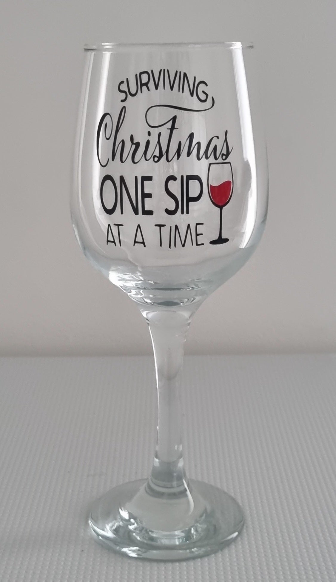 Christmas red wine glass, front side